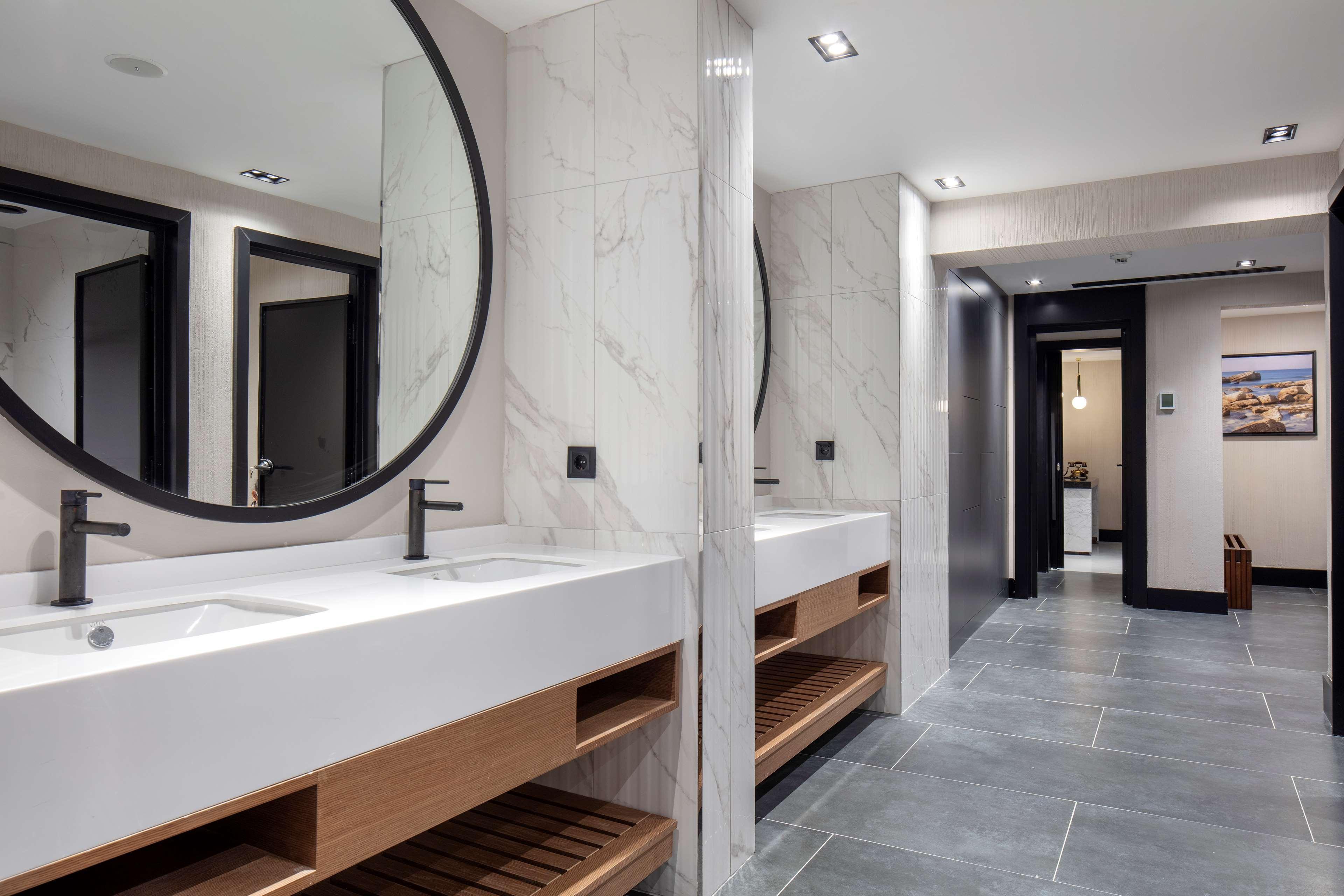 Radisson Aliaga Готель